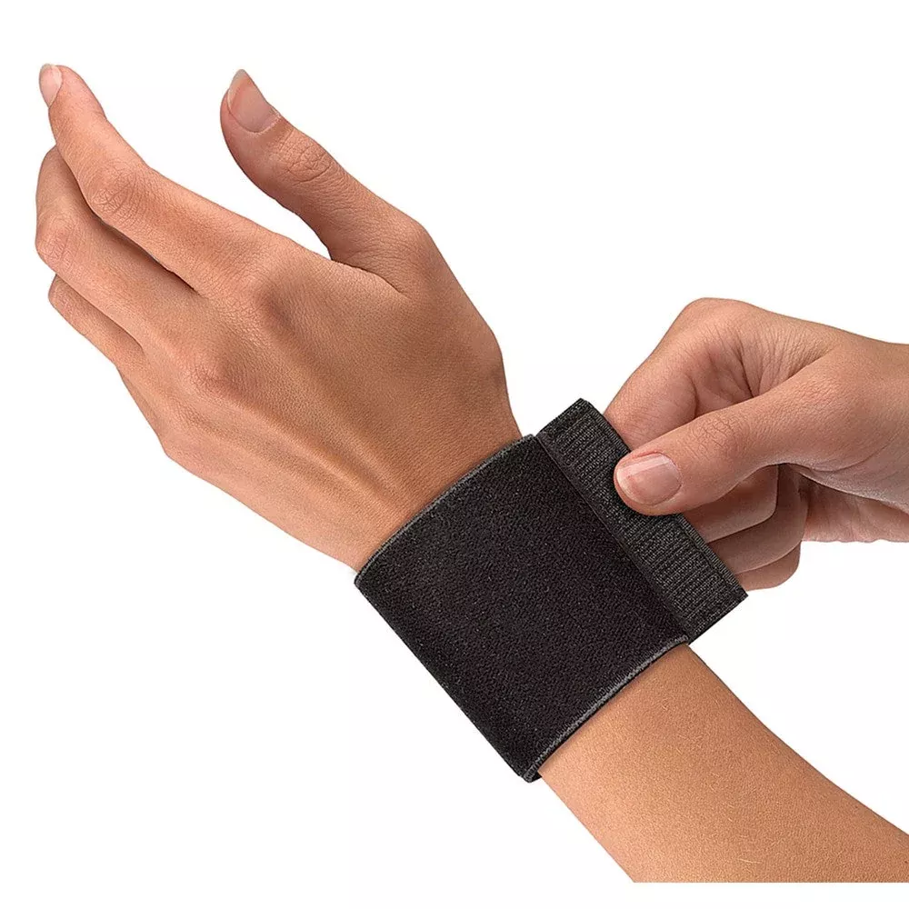 Mueller Elastic Wrist Support With Loop - Black